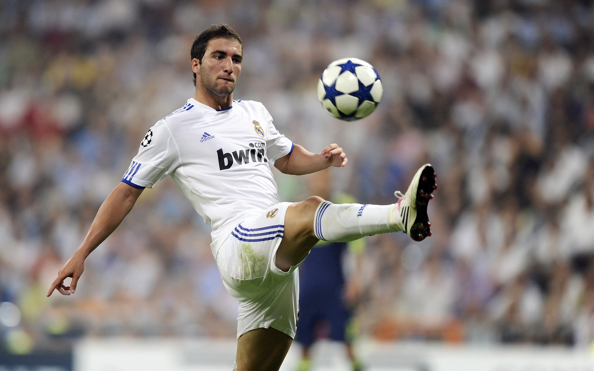 开云体育入口-国王控卫投篮手感火热连续命中三分，国王队投手